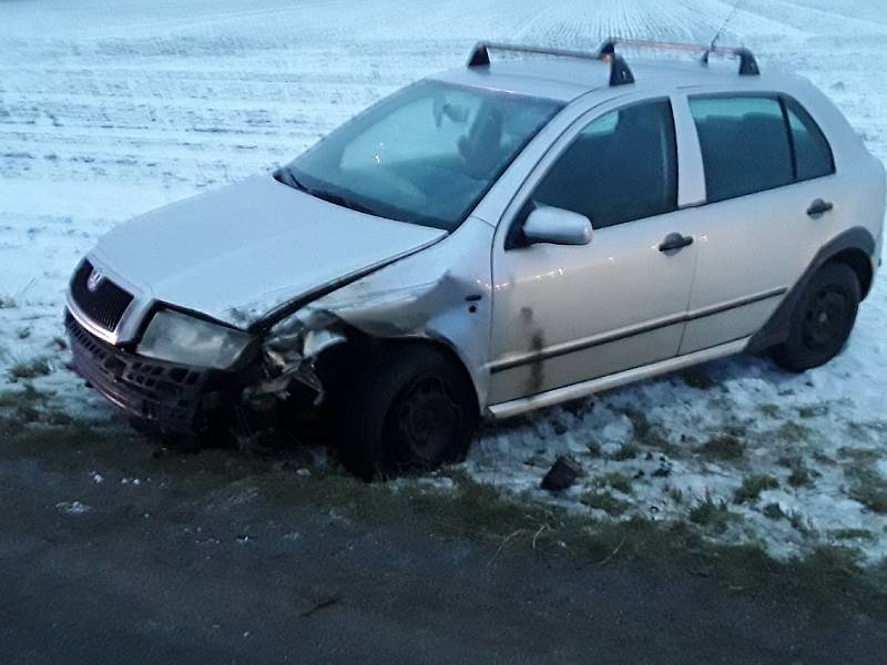 Srážka dvou osobních aut na silnici mezi Stříteží a Dobronínem zaměstnala v úterý po sedmé hodině ranní zdravotníky, policisty i hasiče.