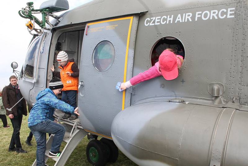 PARAŠUTISTÉ A VRTULNÍK. Návštěvníci akce k výročí paravýsadku Out Distance si mohli prohlédnout vojenský vrtulník Armády České republiky. Parašutisté se potom snesli z nebe.