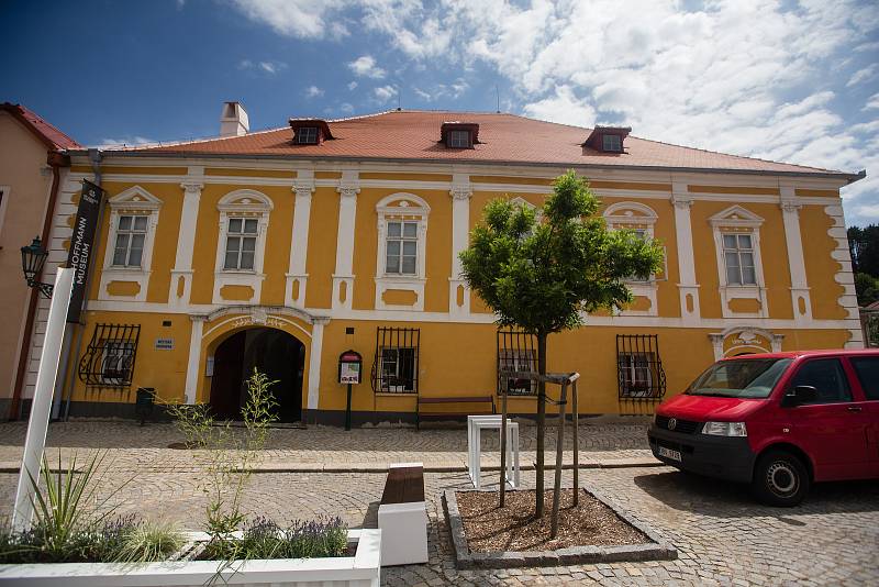 Výstava architekta a designéra Josefa Hoffmanna v Brtnici.