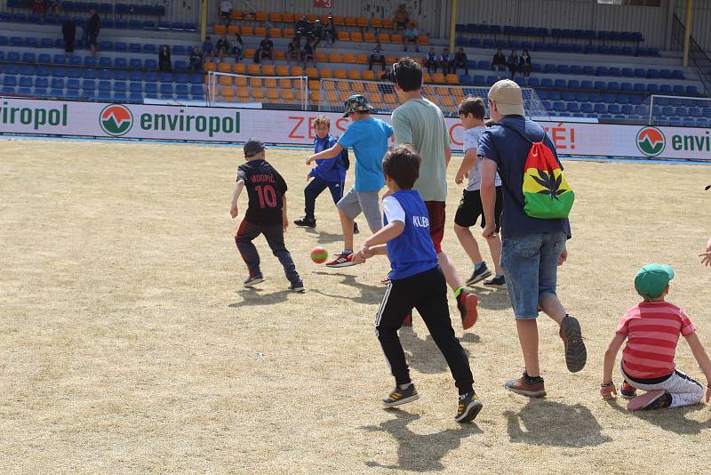 Na fotbalovém hřišti se v rámci Dne s Enviropolem bavili malí i velcí.