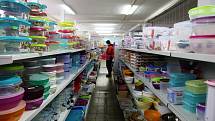 Ve vietnamské prodejně na Pelhřimovsku prodávají všechno své zboží i přes nařízení vlády dál. Zboží, které by mělo být uklizené, označené, přikryté či zapáskované, si mohou zákazníci bez problému koupit.