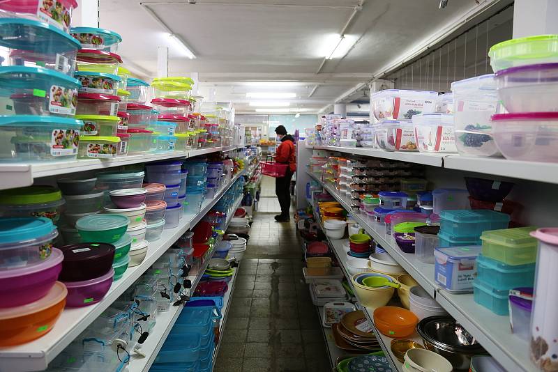 Ve vietnamské prodejně na Pelhřimovsku prodávají všechno své zboží i přes nařízení vlády dál. Zboží, které by mělo být uklizené, označené, přikryté či zapáskované, si mohou zákazníci bez problému koupit.