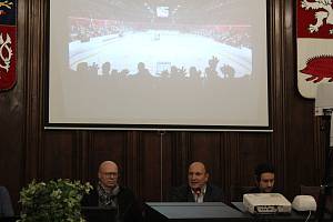 Tiskovou konferenci k Horácké multifunkční aréně vysílalo město online.