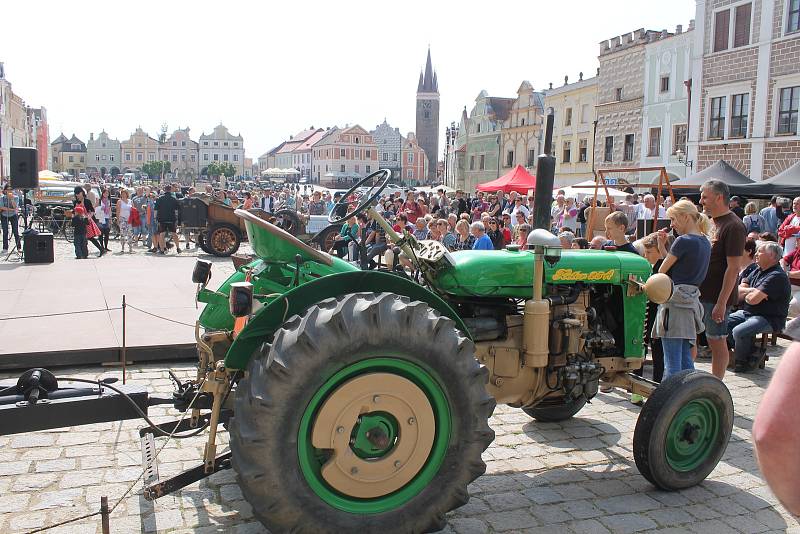 Nejstaršímu vozu na telčském náměstí bylo 107 let.