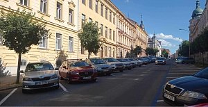 Situaci ve třídě Legionářů nahlas kritizuje opoziční zastupitel Radek Hošek. Obyvatelé ulice chtějí, abyjim město umožnilo parkovat také v zóně  pro návštěvníky.
