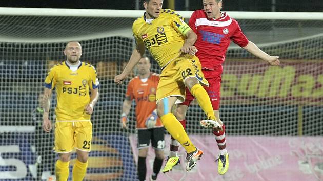 Fotbalisté Velkého Meziříčí v derby s Polnou neuspěli. Pavel Simr (v červeném dresu) sice vyrovnával na začátku druhého poločasu na 1:1, ale jeho tým nakonec prohrál 2:4.