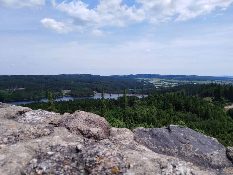 Landštejn je oblíbeným místem turistů z různých koutů republiky, nyní ovšem musí počítat s tím, že jsou v některých místech omezení.