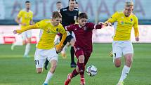 Jihlavští fotbalisté (ve žlutém) remizovali ve dvanáctém kole FORTUNA:NÁRODNÍ LIGY s rezervou pražské Sparty 0:0.