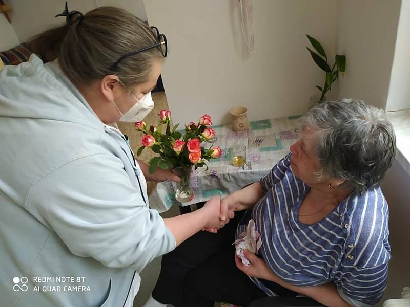 Klientky v domově pro seniory na Lesnově se dočkaly květinového překvapení k Mezinárodnímu dni žen.