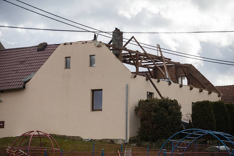 Vichřice Sabine poškodila 10. února 2020 několik střech v Rohozné na Jihlavsku.