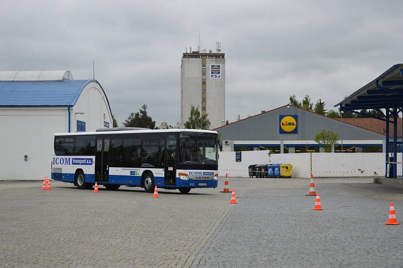 V sobotu se na parkovišti u jihlavské společnosti Icom transport proháněl jeden kamion a autobus za druhým. Konal se tam den otevřených dveří.