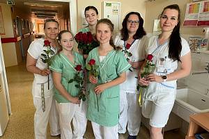 Růže pro sestry. V Nemocnici Jihlava dnes oslavili Mezinárodní den sestřiček, ten připadá na 12. května.
