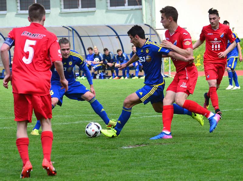 Stále předposlední. Jihlavští dorostenci (v modrém) v posledních zápasech bodují, ale protože úspěšná je i Opava, patří jim stále předposlední, a tudíž i sestupová příčka.