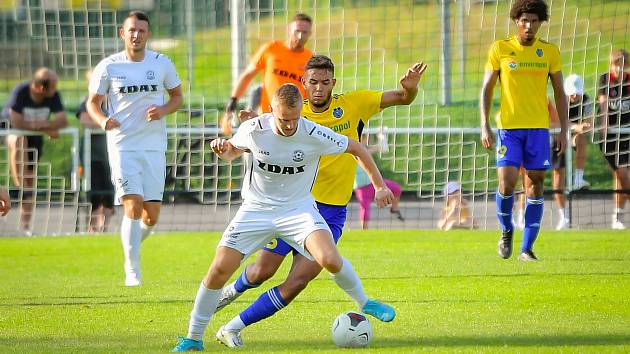 Fotbalistům Žďáru nad Sázavou (v bílém) se start do nové divizní sezony povedl. Nyní by na něj rádi navázali v dvojici domácích zápasů proti celkům z Vysočiny.