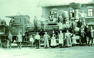 Focení s lokomotivou na jihlavském městském nádraží. Parní lokomotiva byla před rokem 1900 symbolem špičkové techniky a dokonalosti. Fotografii s parní mašinou chtěl každý. Kdo na železnici něco znamenal, přednosta stanice, výpravčí, strojvůdce a další, m