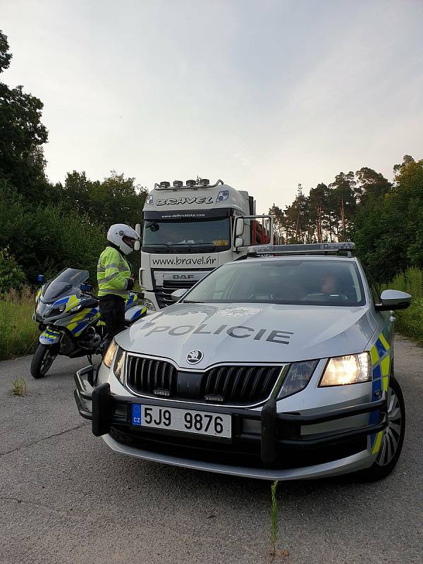 Policisté během dne zkontrolovali desítky kamionů.