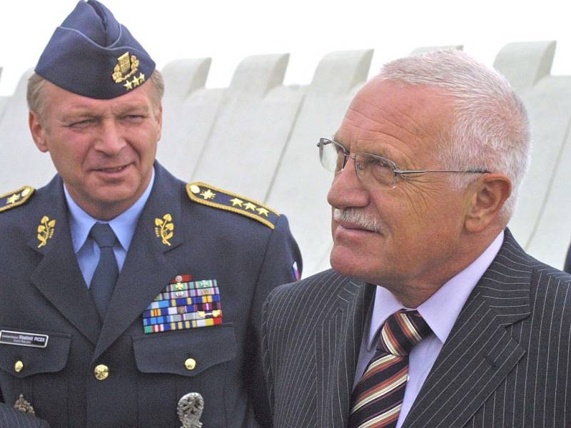 Prezident Václav Klaus na letecké základně v Náměšti nad Oslavou.