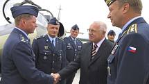 Prezident Václav Klaus na letecké základně v Náměšti nad Oslavou.