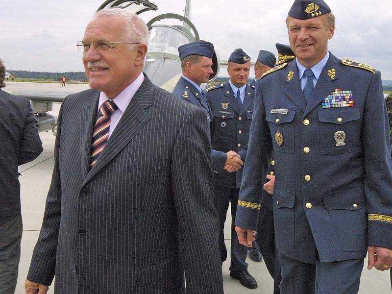 Prezident Václav Klaus na letecké základně v Náměšti nad Oslavou.