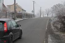 Rovná silnice a konec obec na dohled svádí řidiče v Otíně šlápnout na plyn. Svou jízdou ale ohrožují místní, zkrotit by je mohl radar.
