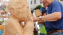 Pětaosmdesátiletý Josef Bílý z Třeště vyřezává sochu svému kamarádovi, který zahynul v dolech.