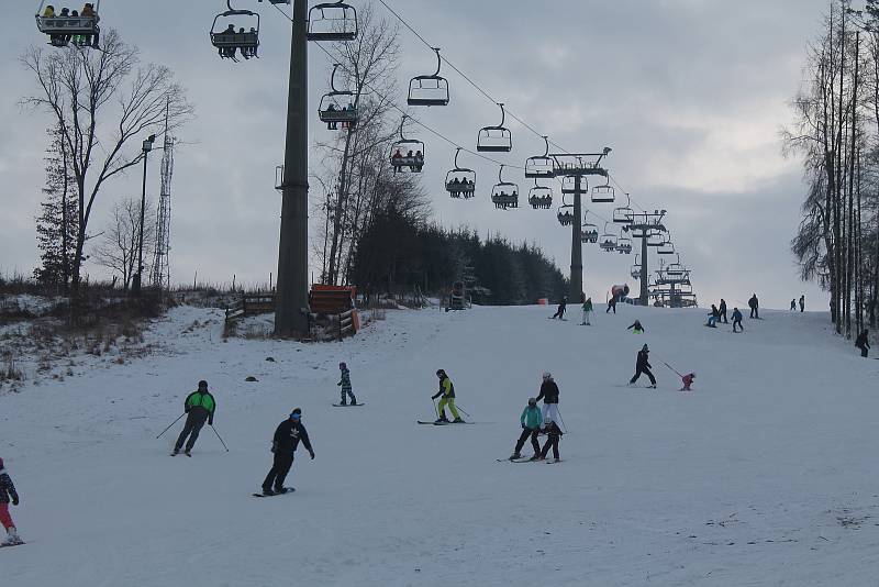 Zájem o lyžování byl o víkendu značný. To platilo i pro sjezdovku v Lukách nad Jihlavou, kde je jediná čtyřsedačová lanovka v kraji.