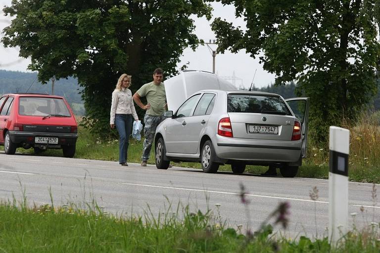 Reportérky Deníku testovaly ochotu řidičů při simulované poruše auta.