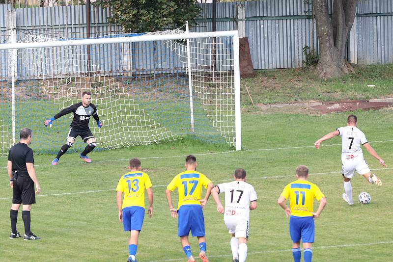 Fotbalisté Tasovic (v bílém) remizovali v 5. kole letošního ročníku moravskoslezské divize D s mužstvem Velké Bíteše 1:1.