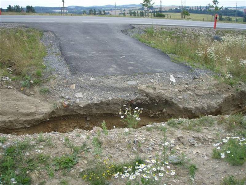 Voda si u silnice z Třebíče do Jihlavy našla svou cestu. Jak je vidět ze snímků, postaveným kanálem rozhodně voda neteče. 