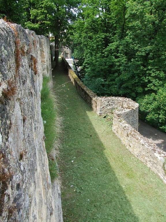 Pohled na nově otevřenou část jihlavského hradebního parkánu.