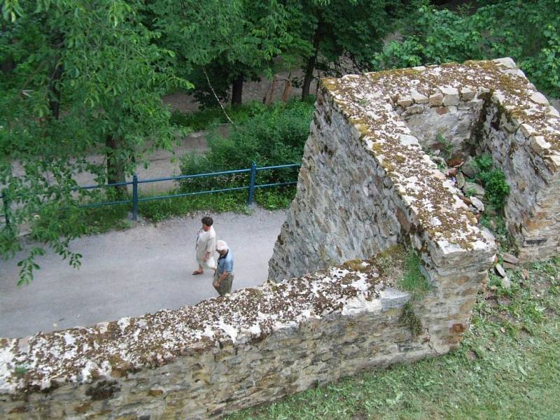 Pohled na nově otevřenou část jihlavského hradebního parkánu.