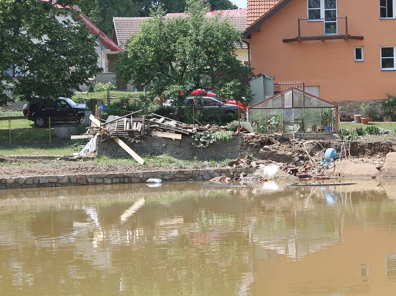 V neděli odpoledne už bylo Jestřebí z nejhoršího venku, následky páteční katastrofy budou ale zřejmé ještě dlouho.