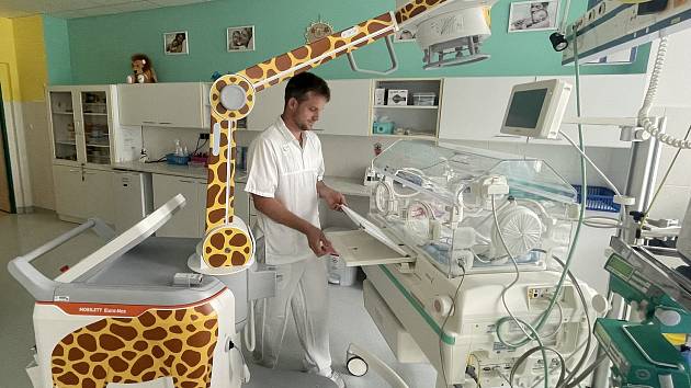 Nemocnice v Jihlavě má nové pojízdné rentgeny, ten pro děti vypadá jako žirafa.