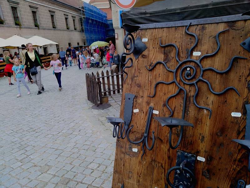 Prázdniny v Telči nabízí každý rok pestrý program pro návštěvníky. Mrkněte, co lze na náměstí a v blízkém okolí vidět a zažít.