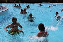 Největší aquapark na Vysočině. Vodní ráj letos otevřel venkovní areál až na konci června, hned první víkend přišly i přes chladnější počasí stovky lidí.