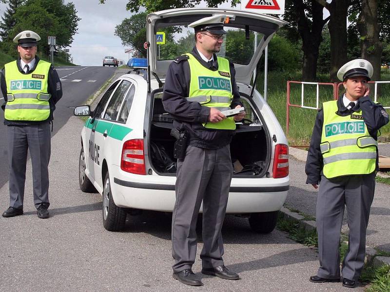 Dlouhé nohavice nesvléknou ani v létě. Policisté, hasiči, strážci objektů a mnozí další zažívají v uniformách perné chvilky. Rozumní zaměstnavatelé dovolí alespoň krátké rukávy.