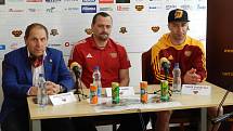 Bedřich Ščerban, Viktor Ujčík a Tomáš Čachotský (zleva) na posezonní tiskové  konferenci HC Dukla Jihlava.