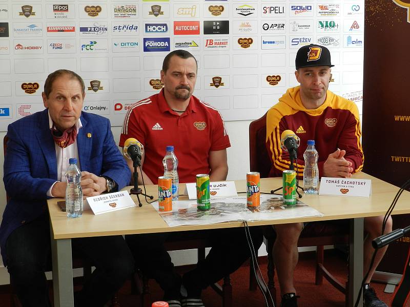 Bedřich Ščerban, Viktor Ujčík a Tomáš Čachotský (zleva) na posezonní tiskové  konferenci HC Dukla Jihlava.