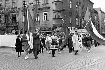 Část prvomájového průvodu přichází z Komenského ulice na náměstí Míru a míří před poštu.