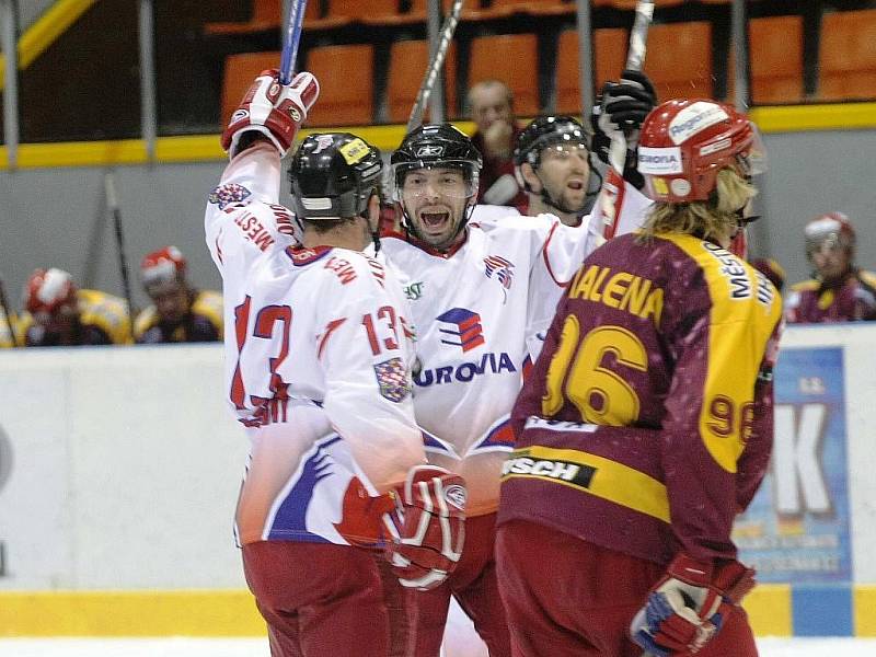 Olomoučtí hokejisté se radují z gólu do sítě Dukly. Jihlavský obránce Malena jen zklamaně odjíždí na střídačku.