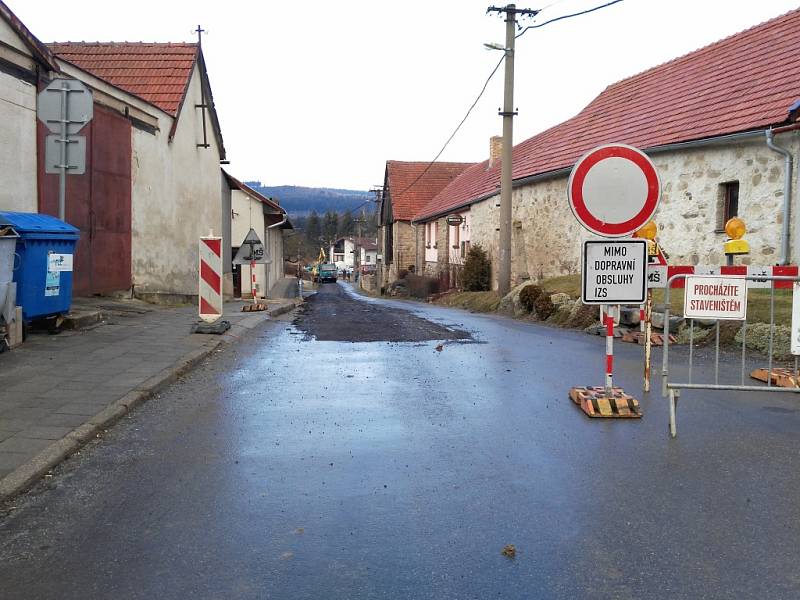 Omezení. V Dolní Cerekvi je kvůli stavbě splaškové kanalizace uzavřena ulice u zdravotního střediska. Postupně se budou opravovat i další ulice  v městysi. 