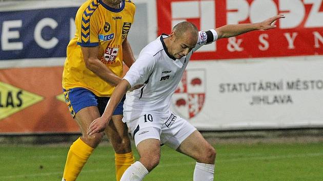 Jihlavský kanonýr Petr Faldyna (vlevo) chce odejít do Slovácka, jenže jeho mateřský FC Vysočina o tom nechce ani slyšet. O celé věci v pondělí rozhodne arbitrážní komise.