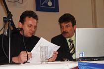 Personální ředitel Oldřich Židlík se seznamuje s programem zasedání odborářů firmy Bosch v Dělnickém domě. Vpravo sedí předseda základní organizace OS Kovo při Bosch Diesel Jiří Valenta.