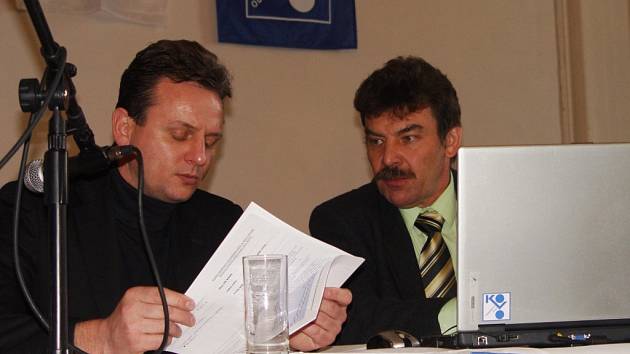 Personální ředitel Oldřich Židlík se seznamuje s programem zasedání odborářů firmy Bosch v Dělnickém domě. Vpravo sedí předseda základní organizace OS Kovo při Bosch Diesel Jiří Valenta.