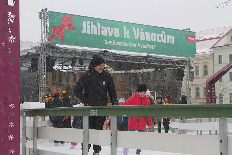 Ani sněžení v sobotu neodradilo veřejnost od bruslení na náměstí.