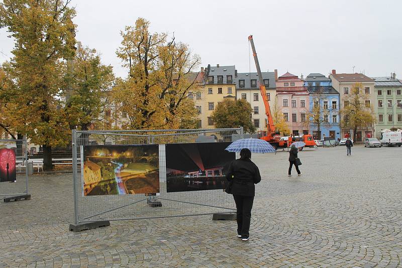 Milujeme Jihlavu je soutěž, která přilákala nejen amatérské fotografy. Nejlepší snímky jsou k vidění na jihlavském Masarykově náměstí až do konce měsíce.