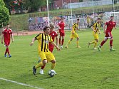 Pokud v nedělním domácím utkání proti Chotěboři fotbalisté Přibyslavi nezaváhají, bude sestup HFK Třebíč (v červeném) i Bedřichova do 1. A třídy jistotou.
