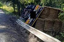 Kamion s balíky slámy havaroval u Mrákotína na Jihlavsku.