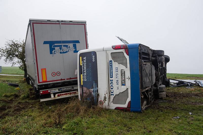 Dopravní nehoda linkového autobusu s kamionem na křižovatce silnice II/602 a II/351 mezi Vysokými Studnicemi a Řehořovem.