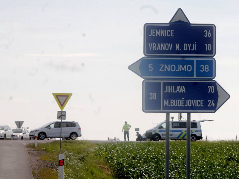 Policie zasahuje. Policejní hlídky znají křižovatku u Markvartic velice dobře. Většinou ve spojitosti s nehodami. 